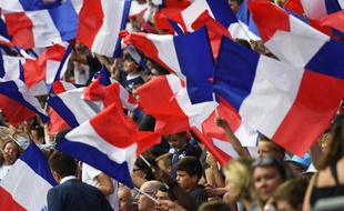Les supporters de l'équipe de France de football lors du match contre le Paraguay à Rennes, le 2 juin 2017.
