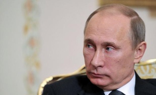 Le président russe Vladimir Poutine a estimé vendredi que la crise à Chypre pourrait être avantageuse pour la Russie, en encourageant les Russes à investir dans leur pays, la tourmente bancaire chypriote ayant démontré l"instabilité" des institutions financières occidentales.