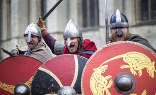 Trois Vikings, visiblement pas très ravis de l'annonce de cette fin du monde.