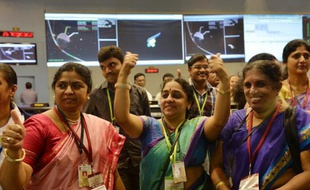 L'équipe de l'agence spatiale indienne heureuse d'avoir réussi à placer une sonde en orbite de Mars, à Bangalore, le 24 septembre 2014