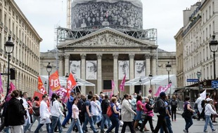 Des employés de l'Assistance publique Hôpitaux de Paris (APHP) manifestent le 28 mai 2015 à Paris