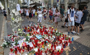 Des fleurs et des bougies sur les Ramblas le 24 août 2017 après le doubles attentat en Catalogne qui a fait 16 morts et plus de 120 blessés.