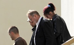 Par ailleurs, les prélévements effectués lors de la perquisition mercredi au domicile de la mère à Issoire n'ont rien donné: "il n'y a aucune trace de sang dans l'appartement", a indiqué le magistrat.