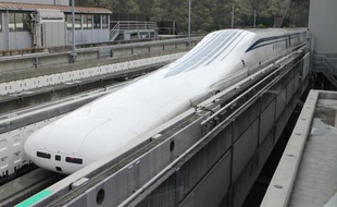 Un prototype du futur train japonais à sustentation électromagnétique a atteint le 21 avril 2015 la vitesse de 603km/heure, un record mondial