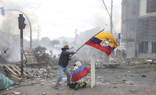 Un manifestant avec le drapeau de l'Equateur, à Quito le 12 octobre 2019.