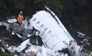 Les secours s'activent à Medellin, Colombie, pour retrouver des survivants au crash le 29 novembre 2016.AP Photo/Luis Benavides