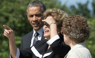 Le président américain, Barack Obama et son homologue brésilienne Dilma Rousseff (C) lors d'une visite au mémorial Martin Luther King à Washington, le 29 juin 2015