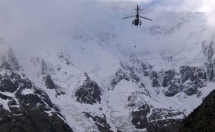 Sur cette photo non datée du Club d'alpinisme du Pakistan, un hélicoptère de l'armée pakistanaise se dirige vers le Nanga Parbat dans le massif de l'Himalaya.