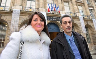 Le parquet de Grasse a été récemment chargé de vérifier des éléments "nouveaux" dans l'affaire Omar Raddad, transmis par un détective persuadé de l'existence d'un sosie du jardinier marocain qui aurait gravité dans l'entourage de la victime, Ghislaine Marchal, poignardée à mort en 1991 à Mougins (Alpes-Maritimes).