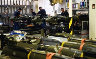 Des membres de la Marine française travaillent sur des missiles à bord du porte-avions Charles-de-Gaulle, le 22 novembre 2015 en Méditerranée