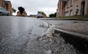 De l'eau ruisselle lors d'un orage (illustration).