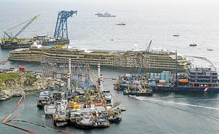 L'épave de 114 000 tonnes a été redressée pour un coût de 600 millions d'euros.