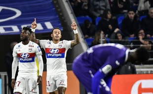 Memphis Depay, ici aux côtés de Maxwel Cornet, a parfaitement compensé l'absence de Mariano Diaz ce dimanche.