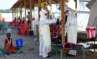 Du personnel médical dans un centre de traitement d'Ebola en Sierra Leone, le 15 novembre 2014