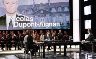 Le candidat de Debout la République à l'Elysée Nicolas Dupont-Aignan s'en est pris vendredi aux "éditorialistes de bazar" lors du "Grand journal" de Canal+, espérant "s'en débarrasser un jour", ce qui a provoqué les réactions indignées des animateurs de l'émission.