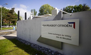 Le 22 mai 2013. Illustration de l'entrée de l'usine PSA de Meudon la forêt, le jour de l'annonce de sa mise en vente pour 7 millions d'euros. Les 660 salariés du site ne seront pas licenciés mais transférés vers d'autres usines du groupe.