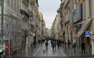 La rue Saint Ferréol pendant les soldes d'hiver.