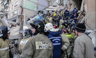 Les secours sont à pied d'oeuvre après l'effondrement d'un immeuble de la ville russe de Magnitogorsk