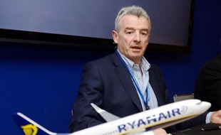 La compagnie irlandaise à bas coûts Ryanair a revu mercredi ses ambitions annuelles à la baisse, en évoquant un ralentissement persistant de son activité, suscitant l'inquiétude des marchés pour tout le secteur du "low cost" aérien.