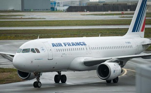 Illustration d'un Airbus A320 d'Air France, à l'aéroport de Toulouse-Blagnac. Novembre 2010