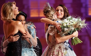 Le 20 décembre 2020, Sylvie Tellier (à gauche) prend dans ses bras Clémence Botino, Miss France 2020, pendant qu'Amandine Petit (de dos), Miss France 2021, tombe dans ceux de Miss Nord-Pas-de-Calais.
