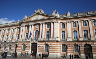L'Hôtel de ville de Toulouse, sur la place du Capitole (Illustration).