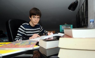 Maxime est l'un des plus jeunes candidats au bac de France et à 14 ans, il sait déjà qu'il veut être chercheur en astrophysique.