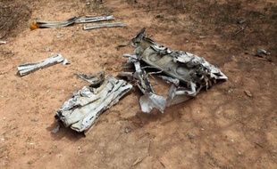 Des débris du vol AH5017 d'Air Algérie qui s'est écrasé dans le nord du Mali le 24 juillet 2014