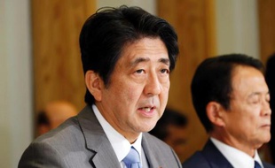 Le Premier ministre japonais Shinzo Abe se rend jeudi à la centrale accidentée de Fukushima pour prouver l'engagement de son gouvernement à résoudre la crise revenue à la une de l'actualité à cause de fuites d'eau radioactive.