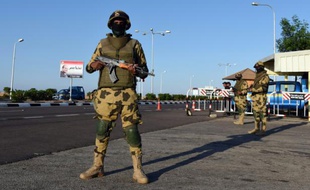 Soldats égyptiens positionnés le 11 novembre 2015 à Charm el-Cheikh