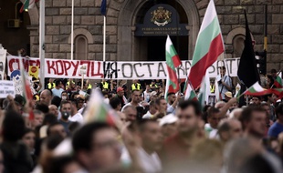Des manifestants avec une banderole indiquant "Corruption - Démission", à Sofia en Bulgarie le 29 juillet 2020.