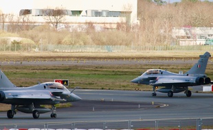 Avions de combat Rafale de Dassault sur la piste de Mérignac