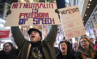 Des manifestants dans la rue à New York pour défendre la neutralité du Net, le 7 décembre 2017.