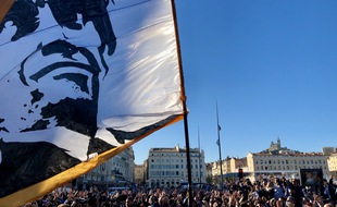 Un cortège de centaines de Marseillais s'est rendu à La Major pour l'enterrement de Bernard Tapie.