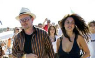 Penelope Cruz et Bono au Club 55 à Saint Tropez, le 26 juillet 2007.