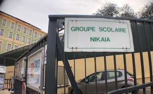 Devant l'école Nikaïa, à l'entrée du Vieux-Nice.