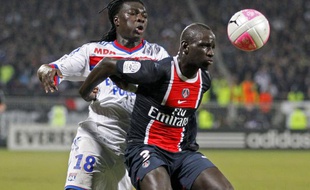 Le Lyonnais Bafétimbi Gomis (en blanc) face au Parisien Mamadou Sakho, lors d'un match de L1, le 25 févreier 2012 à Lyon.