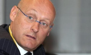 Le secrétaire d'Etat aux Sports, Bernard Laporte, estime "qu'on en fait trop" en transformant en affaire d'Etat les sifflets contre la Marseillaise du 14 octobre au Stade de France avant France-Tunisie.