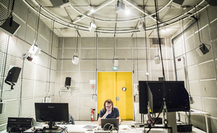 Le dôme ambisonique dans le studio 1 de l'Ircam. Illustration