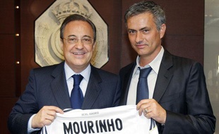 Le président du Real Madrid Florentino Perez (à g.) avec José Mourinho, lors de la signature de l'entraîneur le 31 mai 2010 à Madrid.