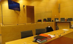 C'est ici, dans ce box de la cour d'assises de Seine-et-Marne, à Melun, que les accusés se rejettent la responsabilité de la mort d'Inaya depuis jeudi dernier. C'est aussi ici, dans ce même box, qu'ils seront fixés sur leur sort, vendredi.