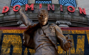 Une statue à l'effigie du Dominion Theatre de Londres où a été joué le spectacle musical «We Will Rock You».