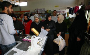 Les rayons d'un supermarché, la queue qui s'allonge aux caisses et des clients qui paient avec une carte à puce... Depuis quelques mois, les réfugiés syriens du camp turc d'Oncupinar font leurs courses comme des consommateurs classiques grâce un système expérimental destiné à limiter le casse-tête logistique des distributions de vivres.