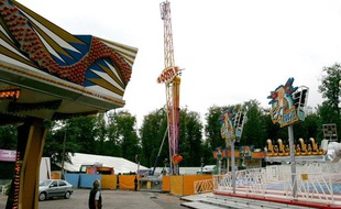 Le manège Booster sur laquelle est survenu un accident mortel le samedi 4 aout 2007 pendant la Fete des Loges a Saint-Germain-en-Laye.