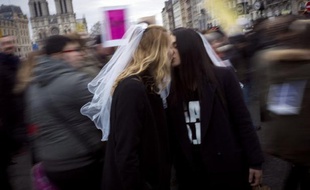 Les Français sont divisés sur le débat autour du mariage homosexuel: 45% d'entre eux souhaitent un référendum sur le sujet, mais la moitié estime que la concertation a été suffisante tandis que presque autant pense l'inverse, selon un sondage qui sera publié dans La Croix vendredi.