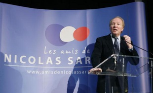 L'ex ministre UMP Brice Hortefeux, président de l'association des "Amis de Nicolas Sarkozy" considère que les attaques de membres du gouvernement contre l'ancien chef de l'Etat, laissant entendre dans l'affaire Tapie qu'il serait à la tête d'un système occulte, prouvent qu'il est "ciblé".
