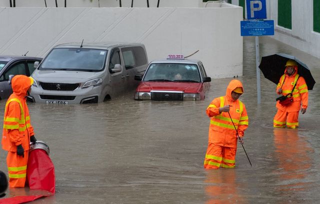A Hong-Kong, les secouristes du service d’assainissement s’efforcent de pomper l’eau d’un parking extérieur inondé à Tseung Kwan O. Une partie de Hong Kong a été paralysée par les inondations causées par de fortes pluies le 5 août, après que l’alerte de tempête la plus élevée a été émise pour la quatrième fois en huit jours.