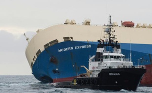 Photo publiée le 1er février 2016 par la Marine nationale du cargo Modern Express qui dérive au large du littoral français