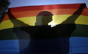 La Cour suprême des Etats-Unis fait sa rentrée lundi avec une affaire d'atteinte aux droits de l'homme à l'étranger avant de s'attaquer à la discrimination positive à l'université, mais maintient délibérément le suspense sur la question sensible du mariage homosexuel.