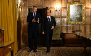 Le président français François Hollande (G) s'entretient avec le Premier ministre britannique David Cameron près d'Ellesborough, au nord ouest de Londres, le 22 septembre 2015